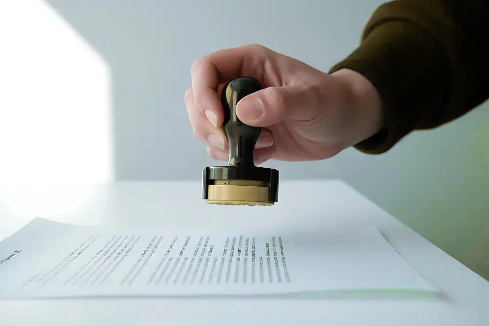 Officieel stempel op beëdigd vertaald document