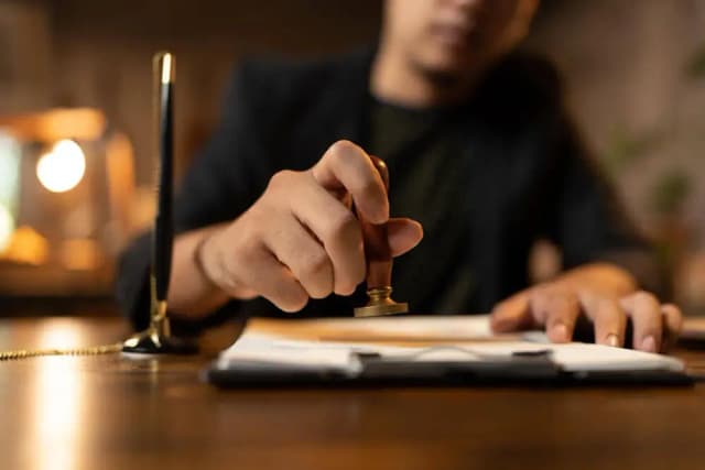 Beëdigd vertaler stempelt officieel document